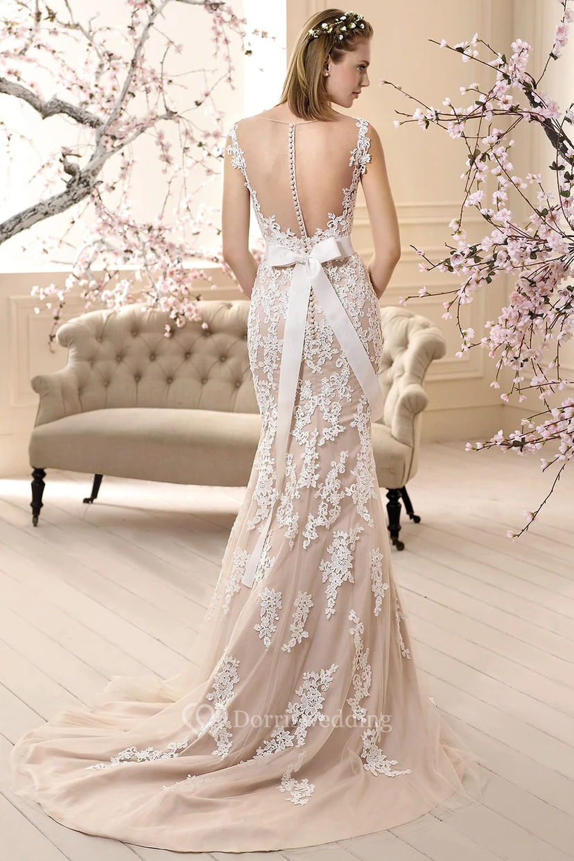 Langes, ärmelloses Brautkleid mit Trompetenform, V-Ausschnitt, Applikationen aus Spitze und Tüll sowie Schleife view 2