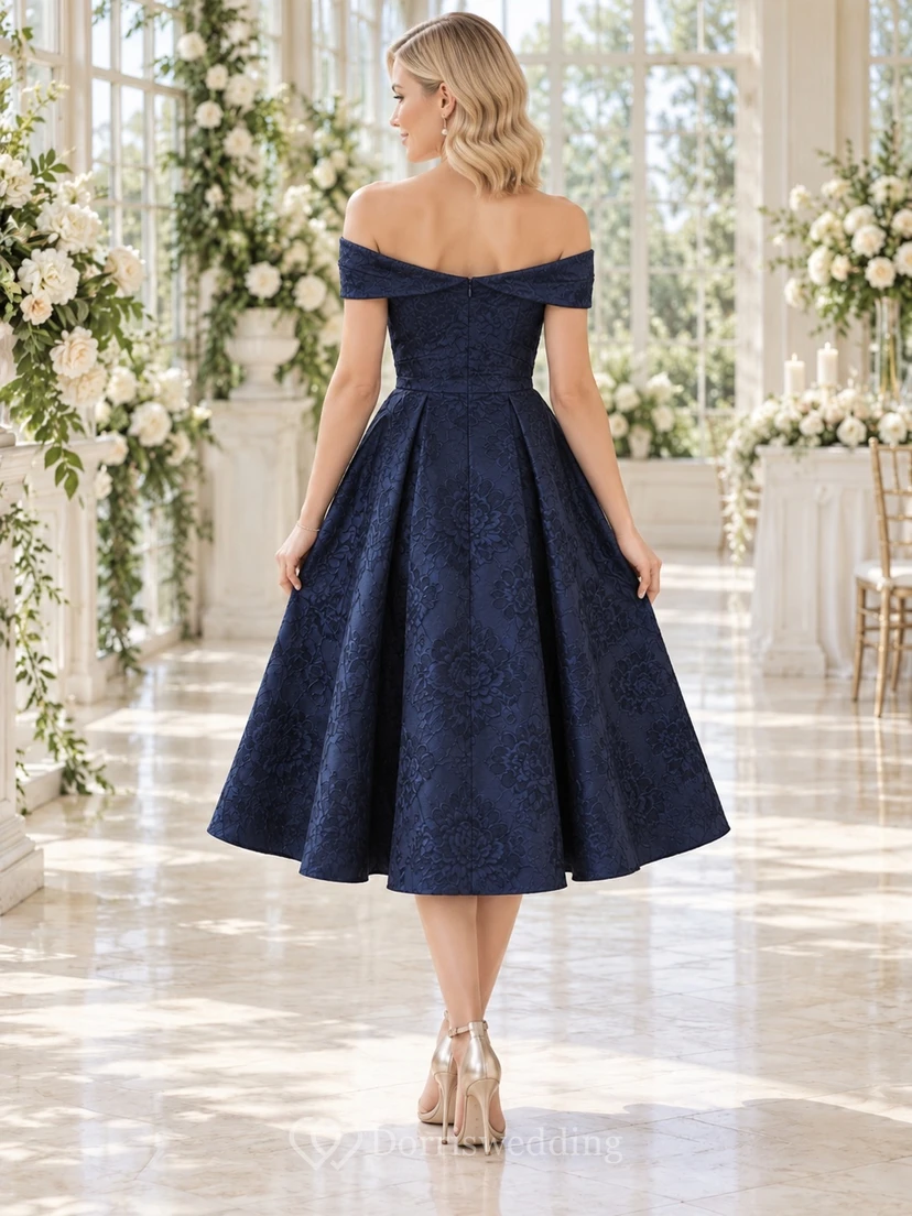 Vestido de invitada de boda vintage azul marino oscuro con escote corazón y hombros descubiertos en jacquard view 2