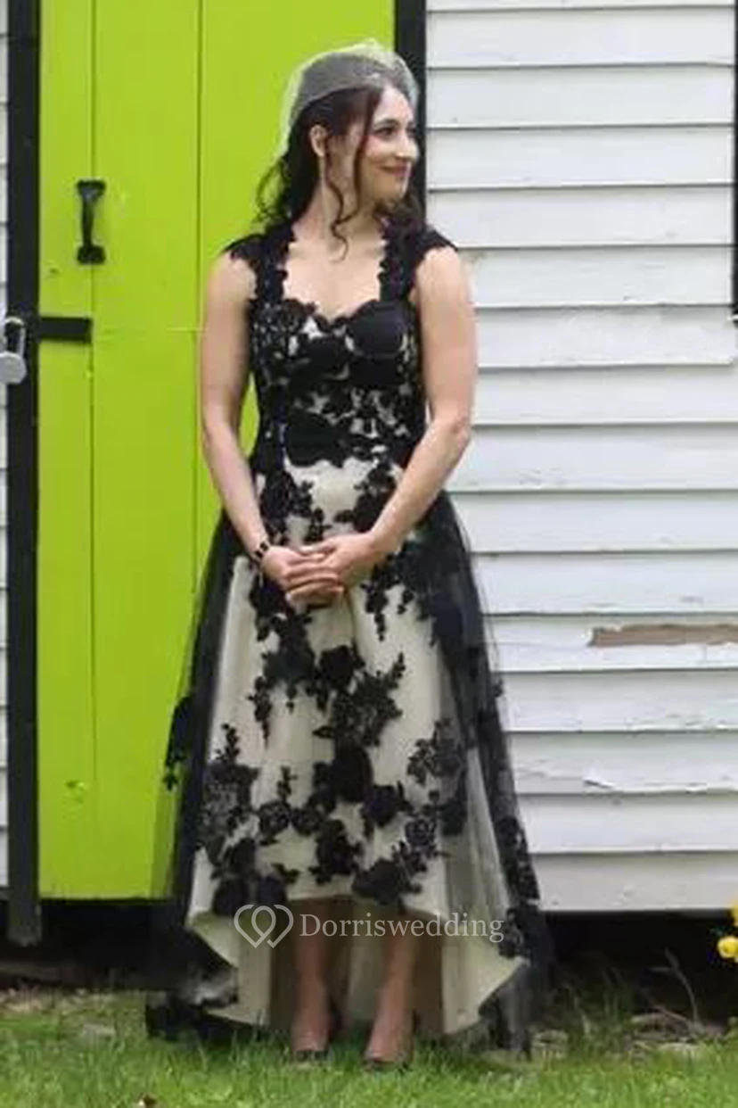 Robe de mariée trapèze à bretelles en dentelle, sans manches, longueur cheville, asymétrique avec fermeture éclair au dos. view 3