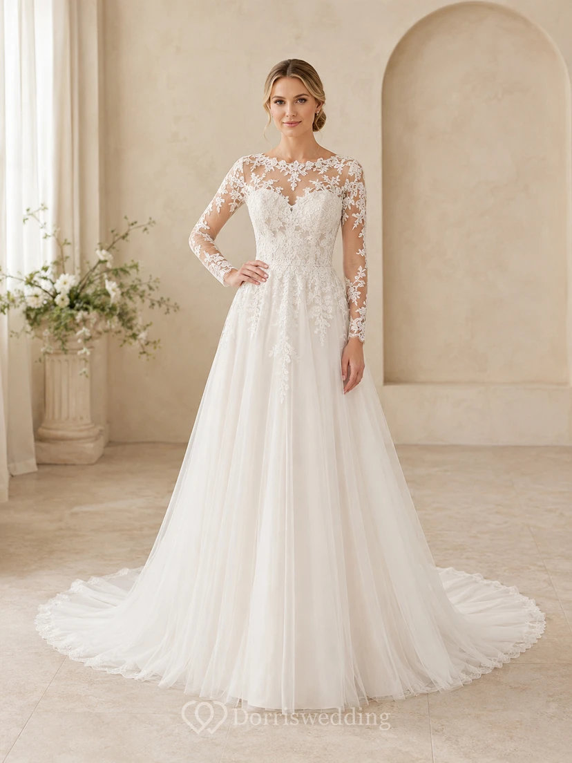 Robe de mariée en dentelle et tulle, coupe trapèze, col rond, manches longues et traîne chapelle.
