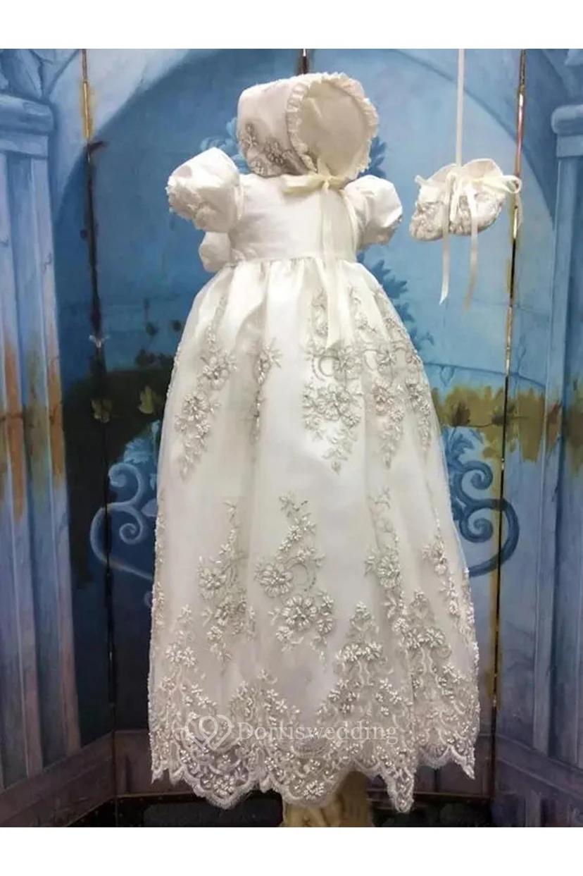 Robe de baptême mignonne à manches bouffantes et applications de dentelle