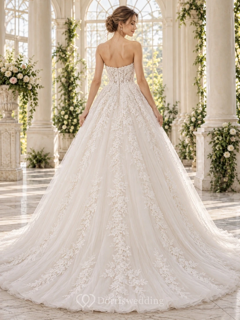Robe de mariée bustier en tulle avec application florale et décolleté cœur view 2