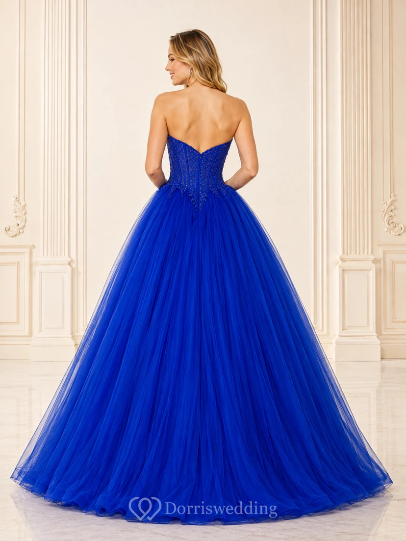 Vestido de fiesta de quinceañera largo hasta el suelo, sin tirantes, de tul con cuentas y escote corazón, color azul real. view 2