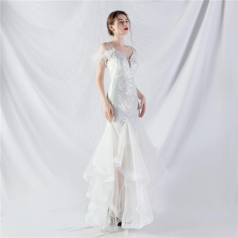 Robe de danse artisanale en filet rigide orné de plumes d'autruche, de perles et de fleurs, confectionnée en maille. view 12