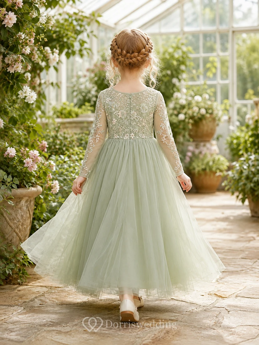 Robe Sage Flower Girl Boy en tulle et dentelle, coupe trapèze, col bijou, manches longues et broderie florale. view 2