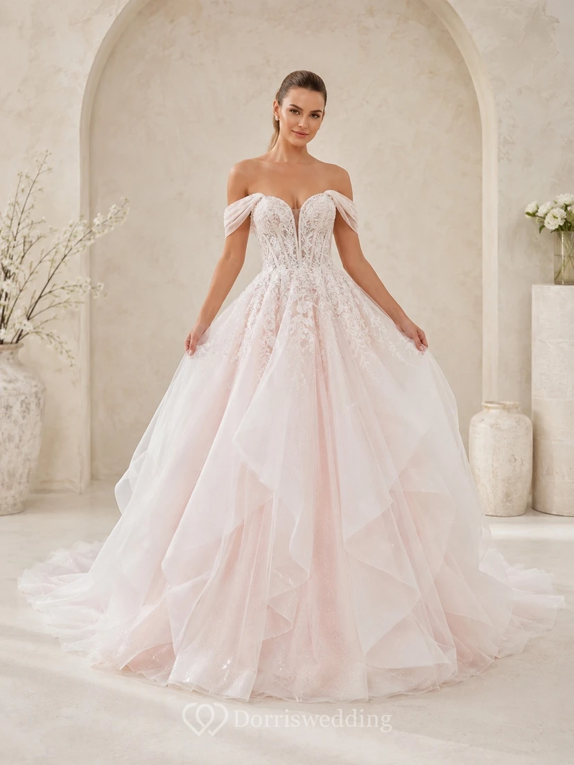 Romantisches Brautkleid aus Tüll in zartem Rosa mit schulterfreiem Ausschnitt und Rüschenschleppe