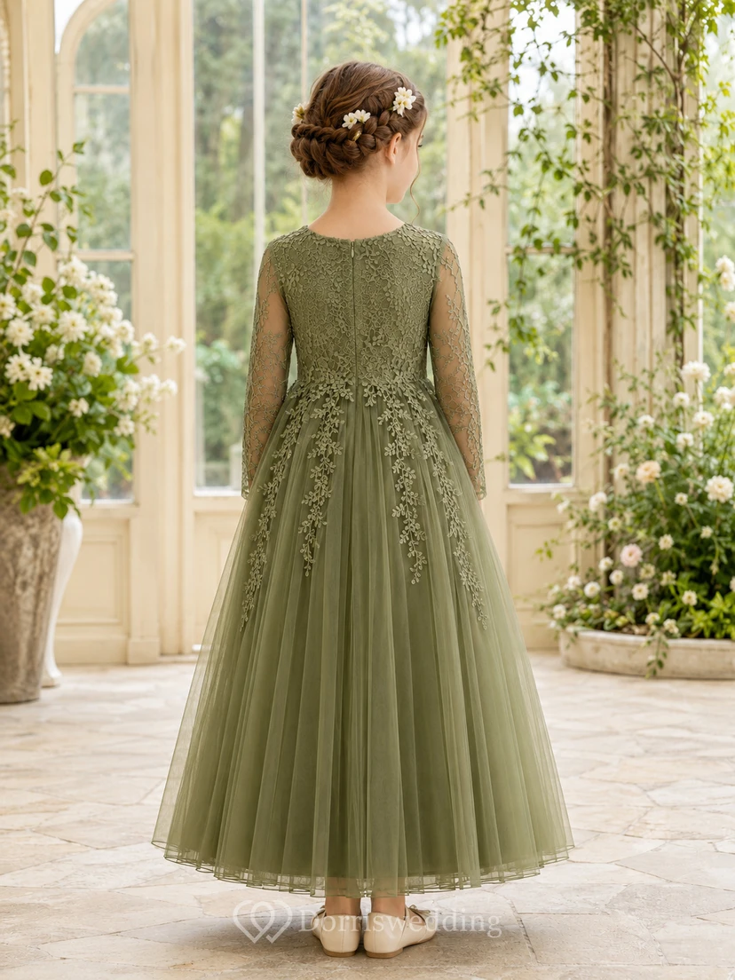 Robe de demoiselle d'honneur en tulle et dentelle vert olive, coupe trapèze, manches longues illusion, appliques florales et jupe longue. view 2