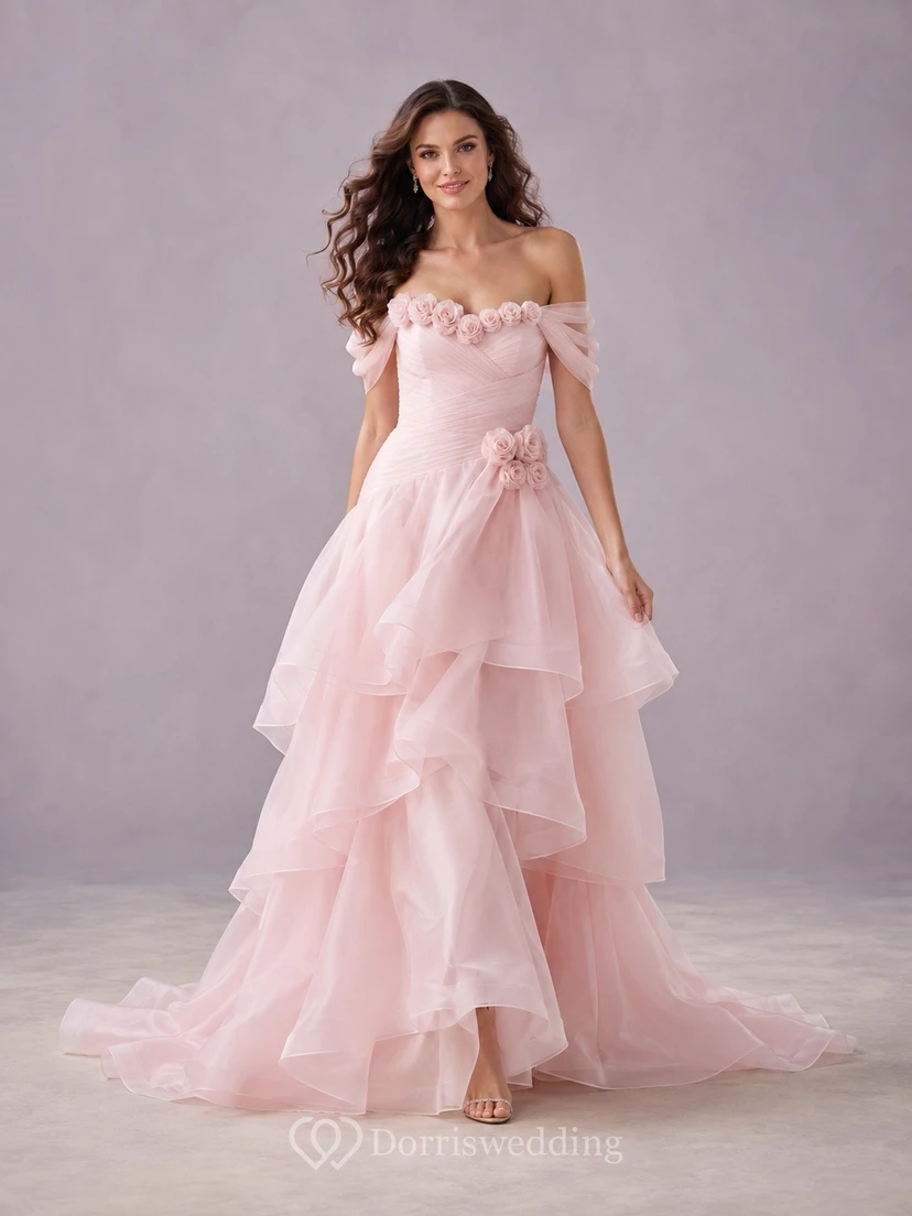 Vestido de novia sencillo, romántico y elegante con escote de hombros descubiertos y volantes.