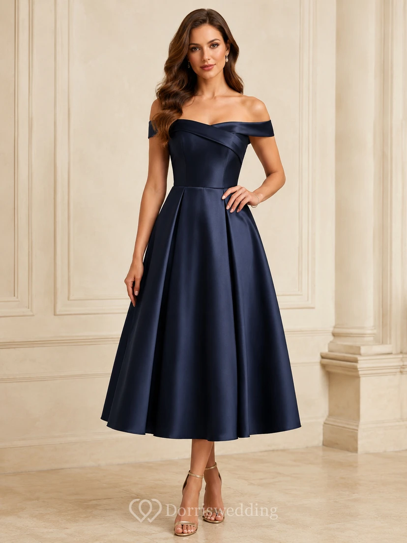 Vestido de cóctel formal vintage de satén azul marino oscuro, largo hasta la rodilla, con hombros descubiertos, ideal para recepciones.