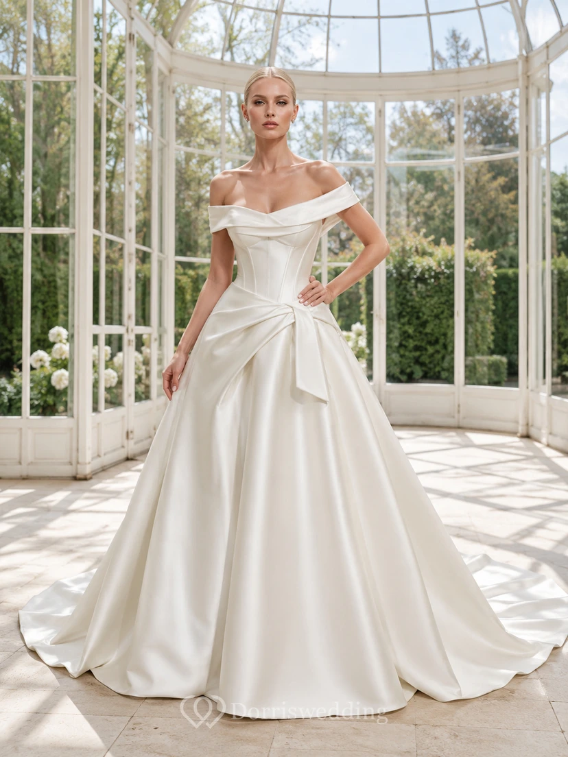 Robe de bal élégante en satin, épaules dénudées, manches courtes, traîne chapelle, drapée, idéale pour une cérémonie de mariage.