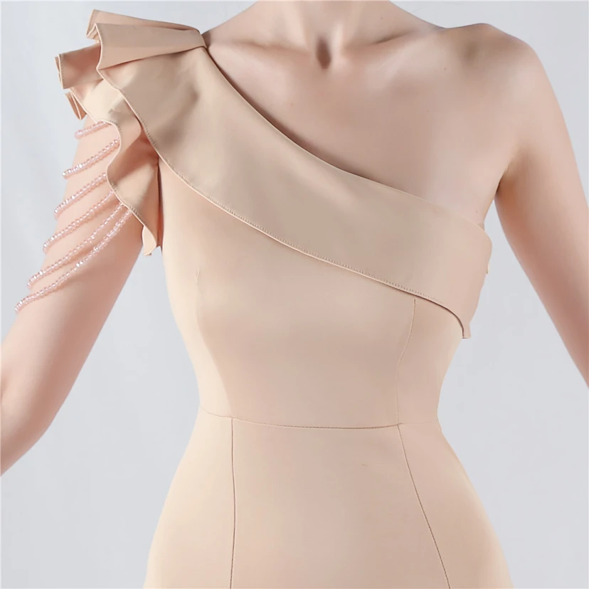 Vestido de noche asimétrico de satén con escote alto y cuello oblicuo, adornado con cuentas. view 9
