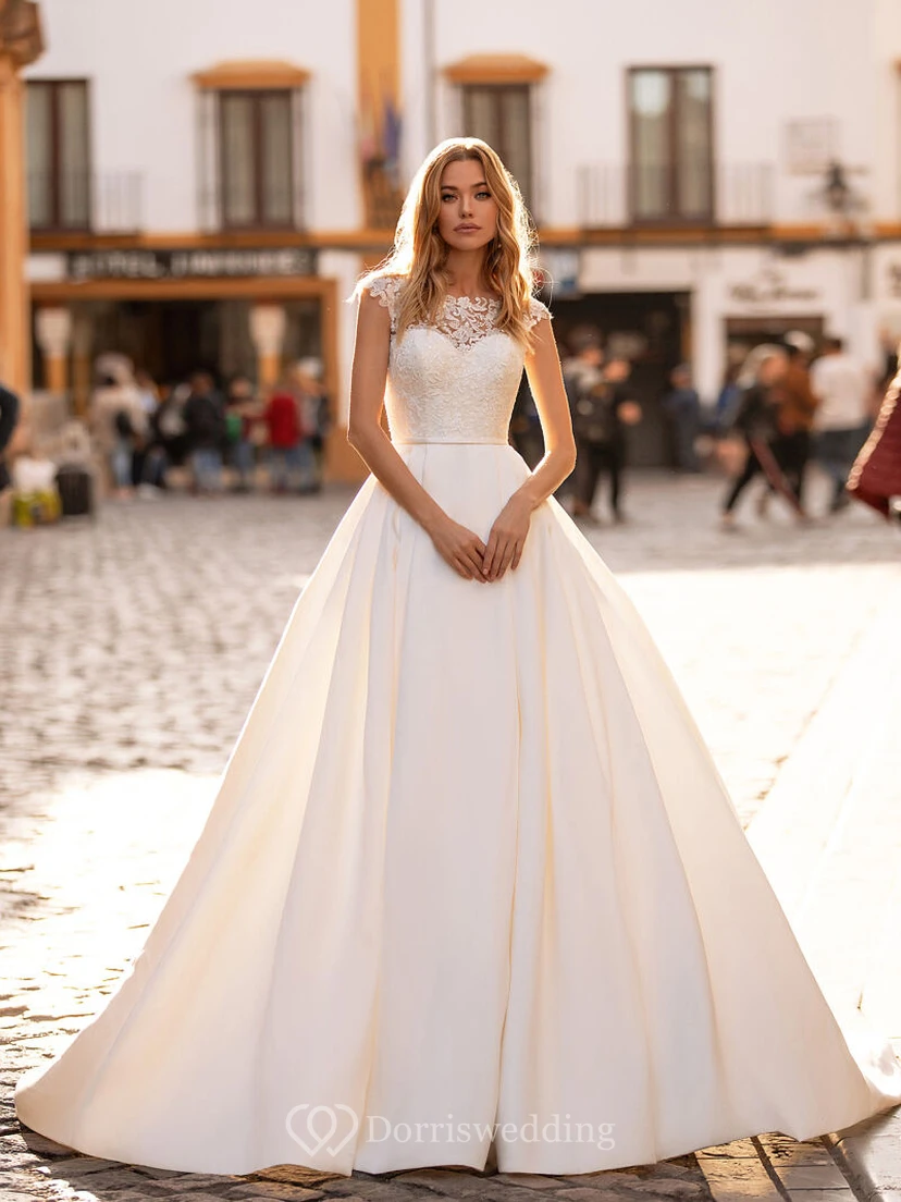 Vestido de novia elegante de satén corte imperio con corpiño de encaje.