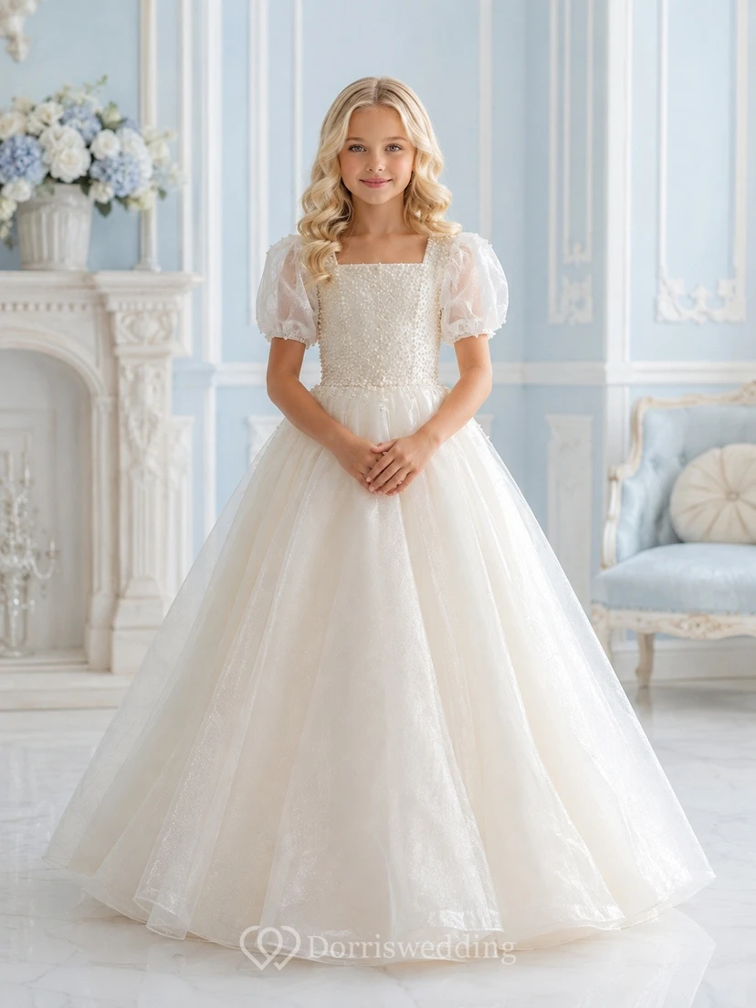 Robe de demoiselle d'honneur blanche modeste à col carré et manches bouffantes en tulle