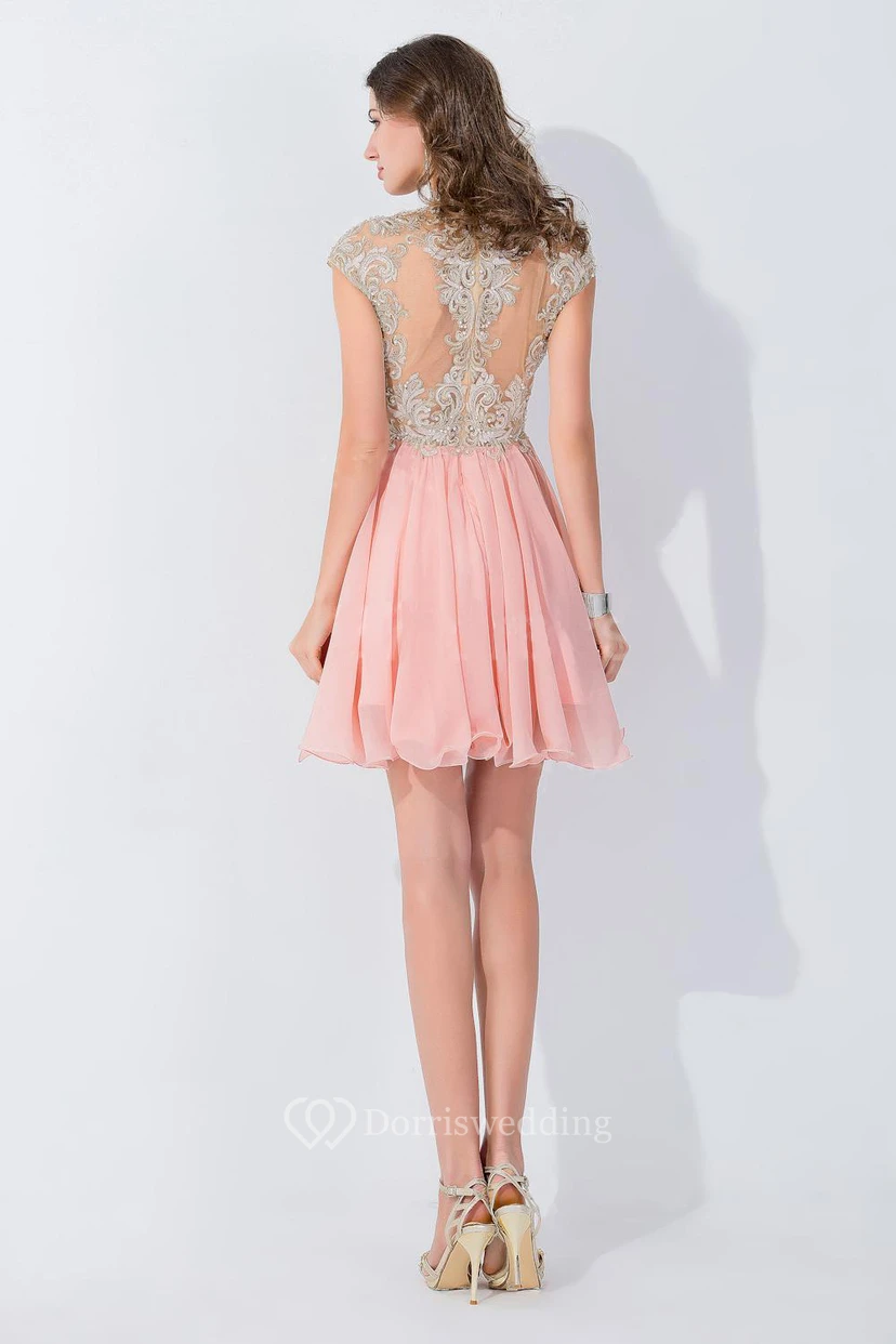 Vestido moderno de gasa con cuello alto, mangas cortas y apliques de cuentas para la fiesta de bienvenida. view 3
