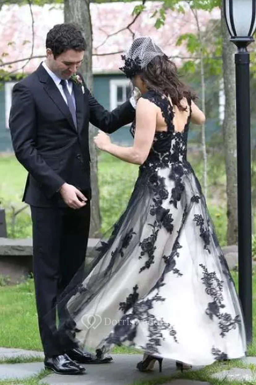 Robe de mariée trapèze à bretelles en dentelle, sans manches, longueur cheville, asymétrique avec fermeture éclair au dos. view 2