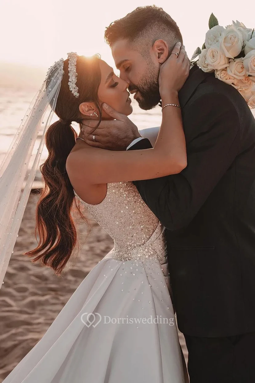 Robe de mariée glamour en satin à une épaule, avec corsage et surjupe ornés de perles view 7