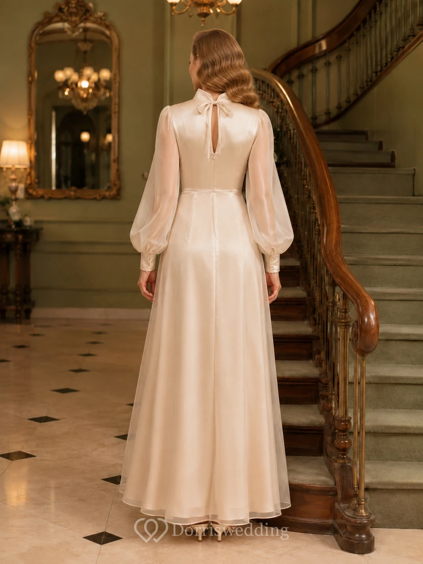 Vestido de satén vintage de cuello alto y mangas estilo poeta para fugarse a un hotel. view 2