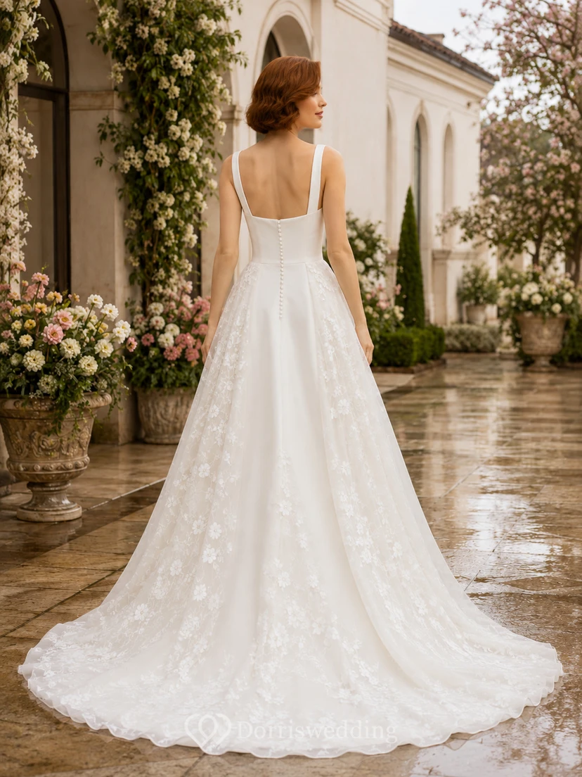 Robe de mariée en dentelle et tulle, coupe trapèze, col carré, sans manches, traîne, ornée d'appliqués view 2