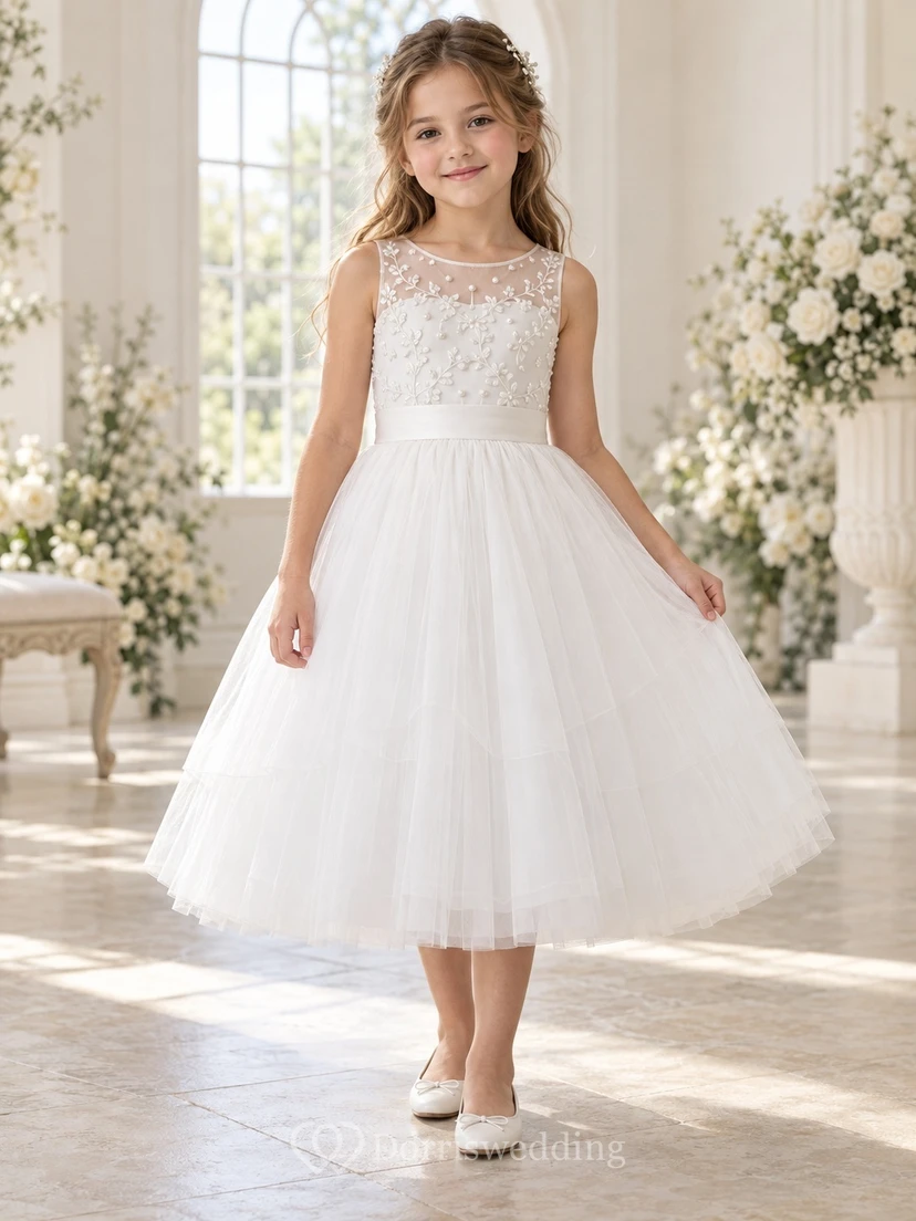 Vestido de niña de flores blanco, modesto, de corte A, con estampado floral, sin mangas y espalda ilusión.