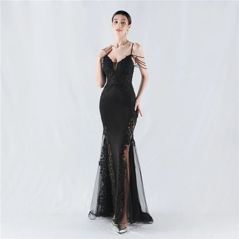 Robe de soirée à col montant en dentelle et perles, ornée d'un gilet à chevrons et d'un haut en dentelle. view 3