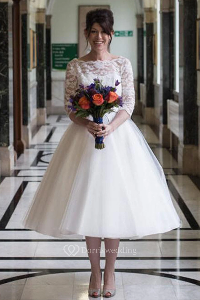 Robe de renouvellement de vœux en tulle et dentelle à manches mi-longues et décolleté en V, longueur genou, manches courtes et découpe en forme de goutte, pour une cérémonie de renouvellement de vœux.