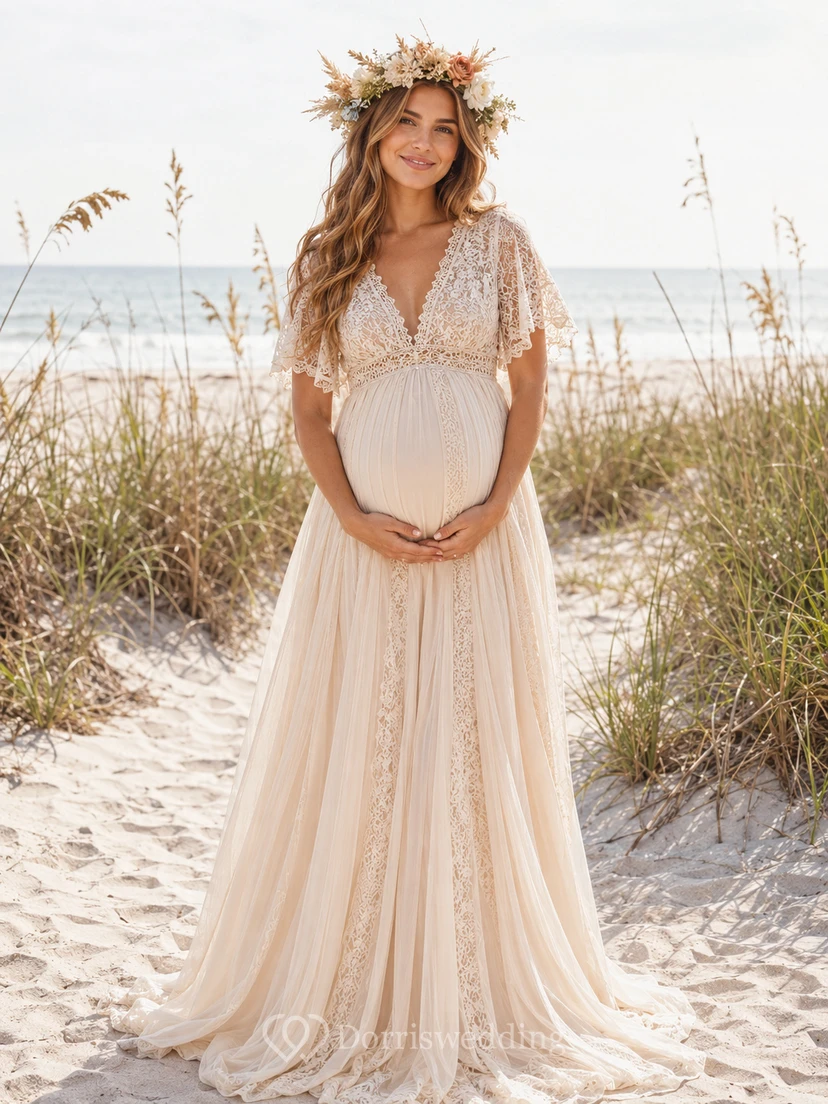 Umstandsbrautkleid mit V-Ausschnitt, Spitze und flatternden Ärmeln – Strandbrautkleid