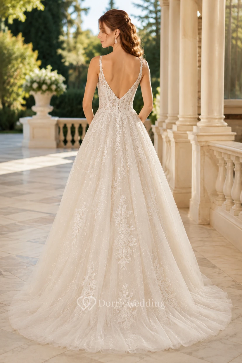 Robe de bal de mariée en tulle et dentelle à col en V, bretelles spaghetti et traîne chapelle view 2
