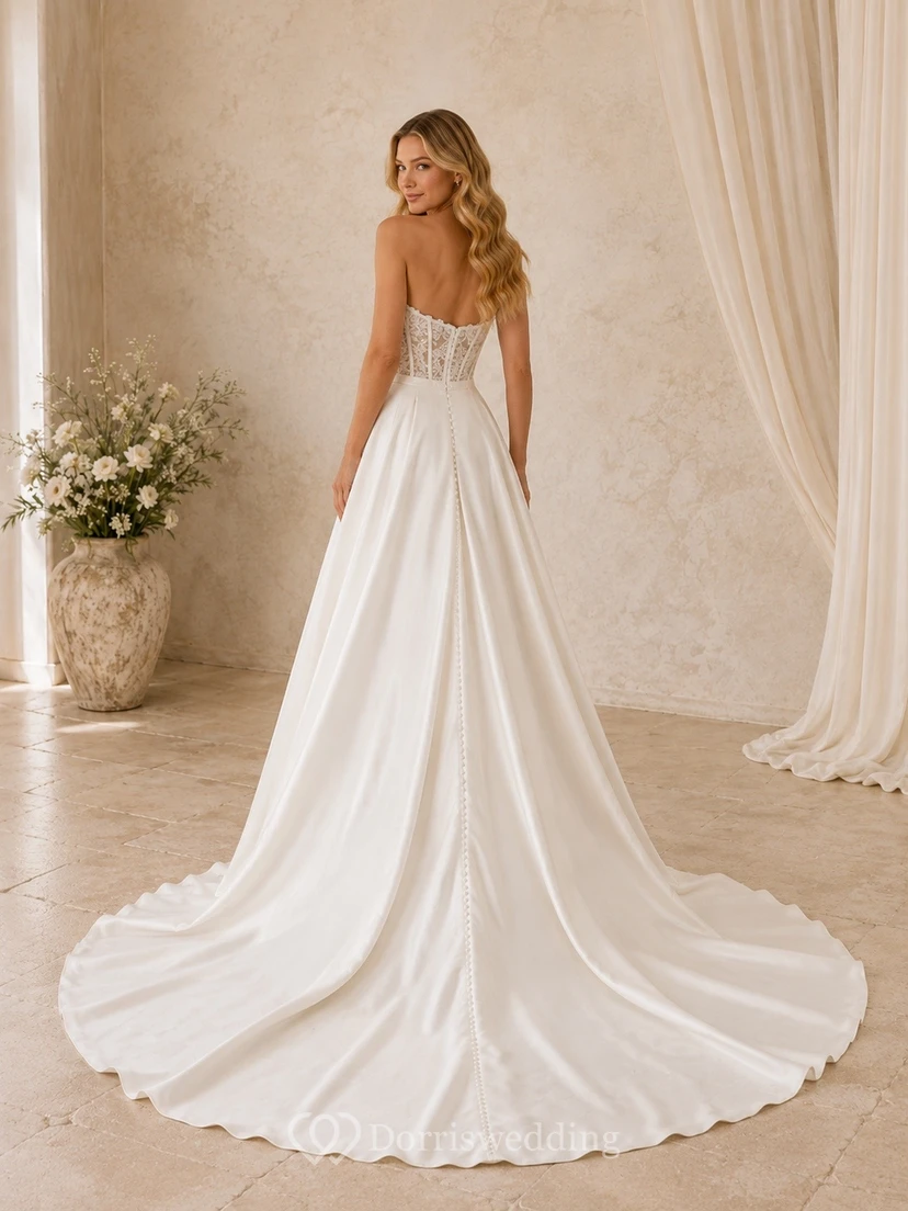 Vestido de novia sencillo sin tirantes, corte A, con corsé forrado de encaje y cola de corte princesa. view 2