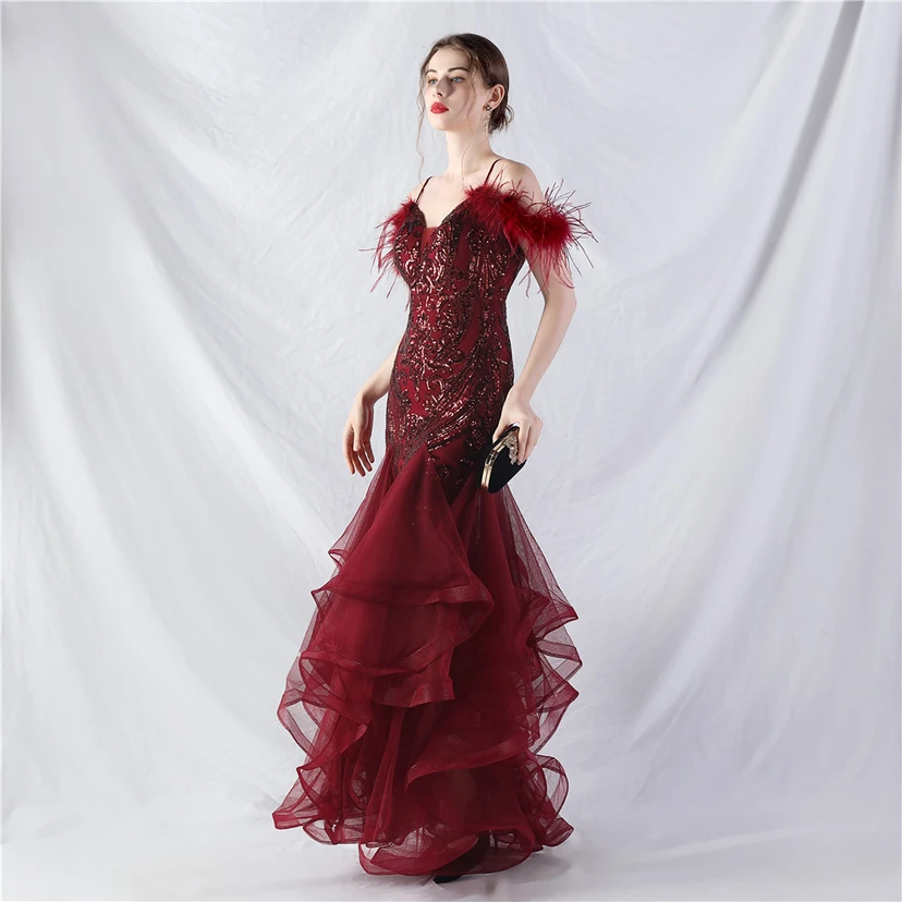 Robe de danse artisanale en filet rigide orné de plumes d'autruche, de perles et de fleurs, confectionnée en maille. view 24