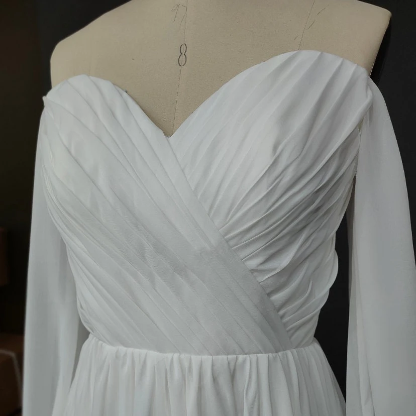 Robe de mariée fluide à manches bouffantes croisées en forme de cœur et traîne courte view 7