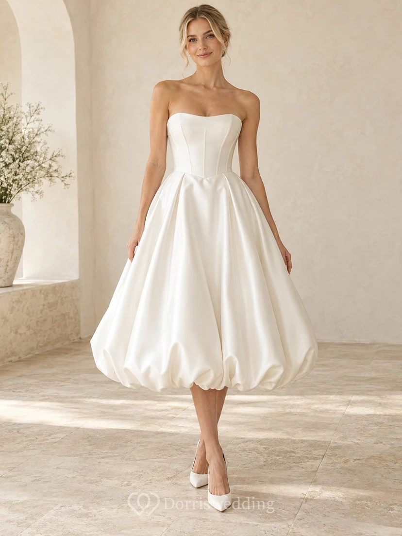 Robe de mariée simple en satin, longueur thé, bustier, col droit et ourlet bouffant, sans bretelles.
