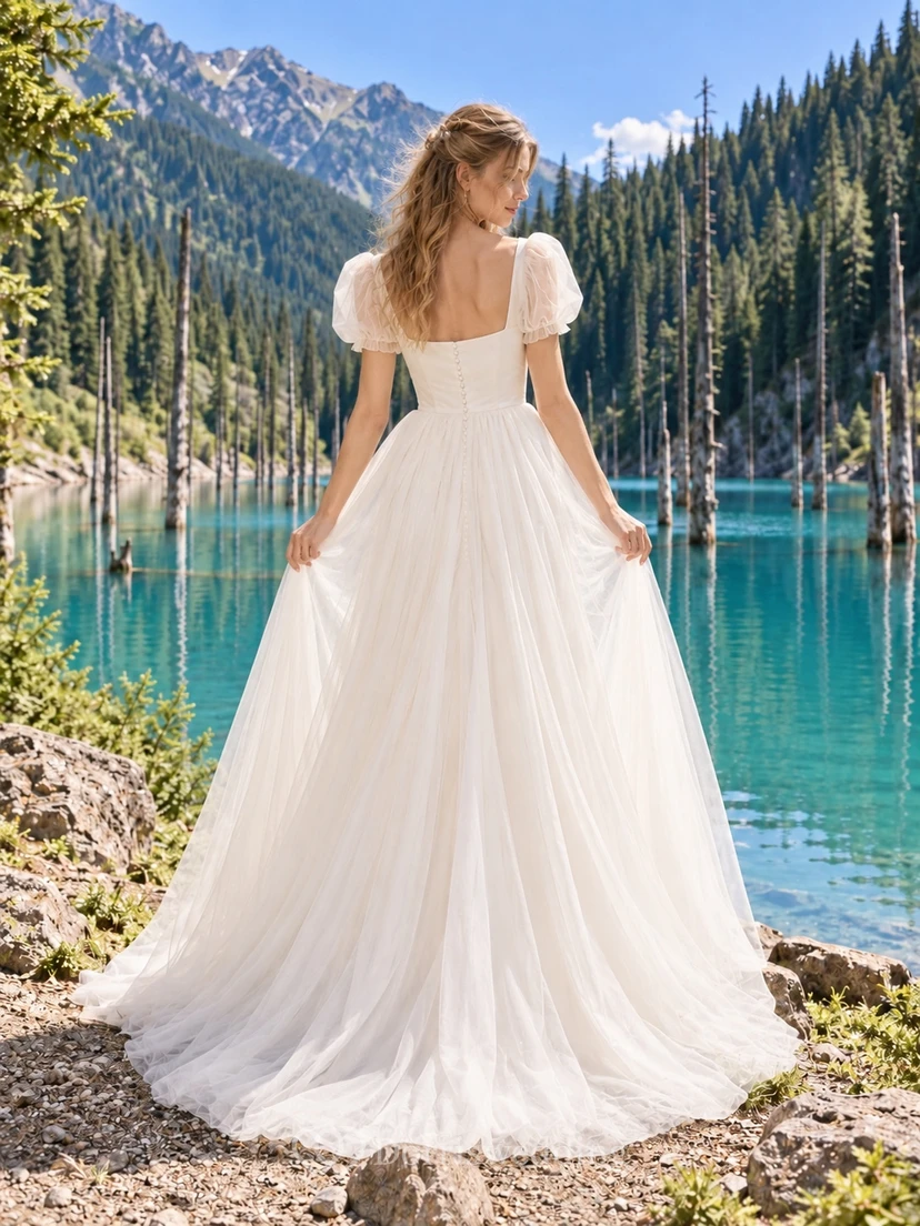 Vestido de novia sencillo de tul con escote cuadrado, mangas abullonadas y abertura view 2