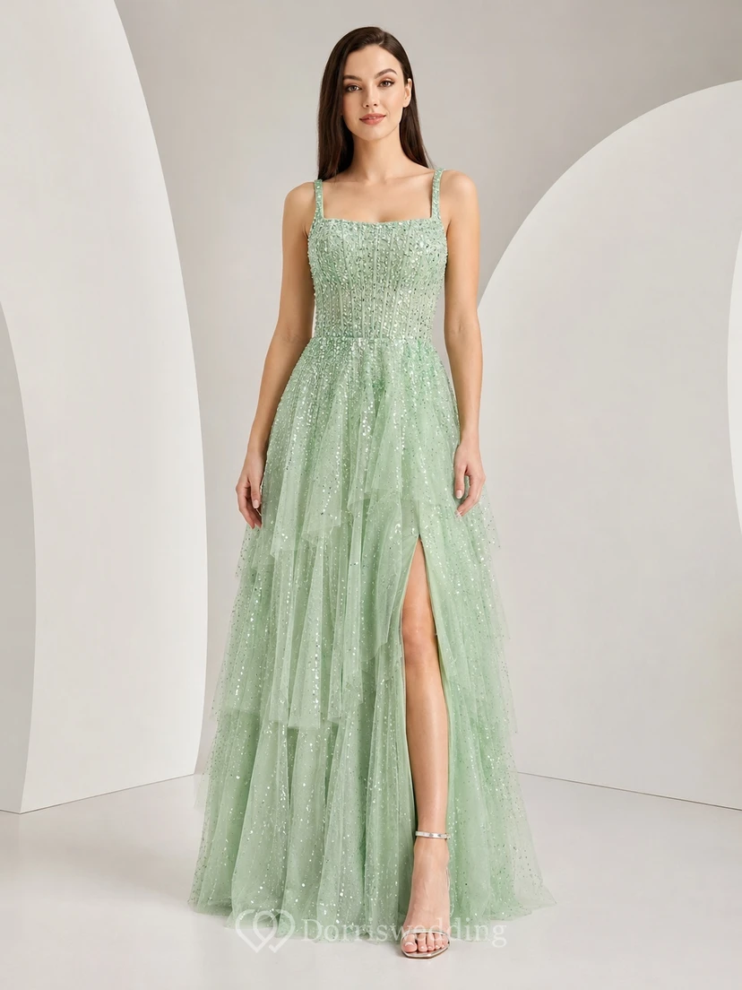 Robe de bal longue fendue en tulle pailleté menthe à fines bretelles et à volants, coupe trapèze, de luxe.