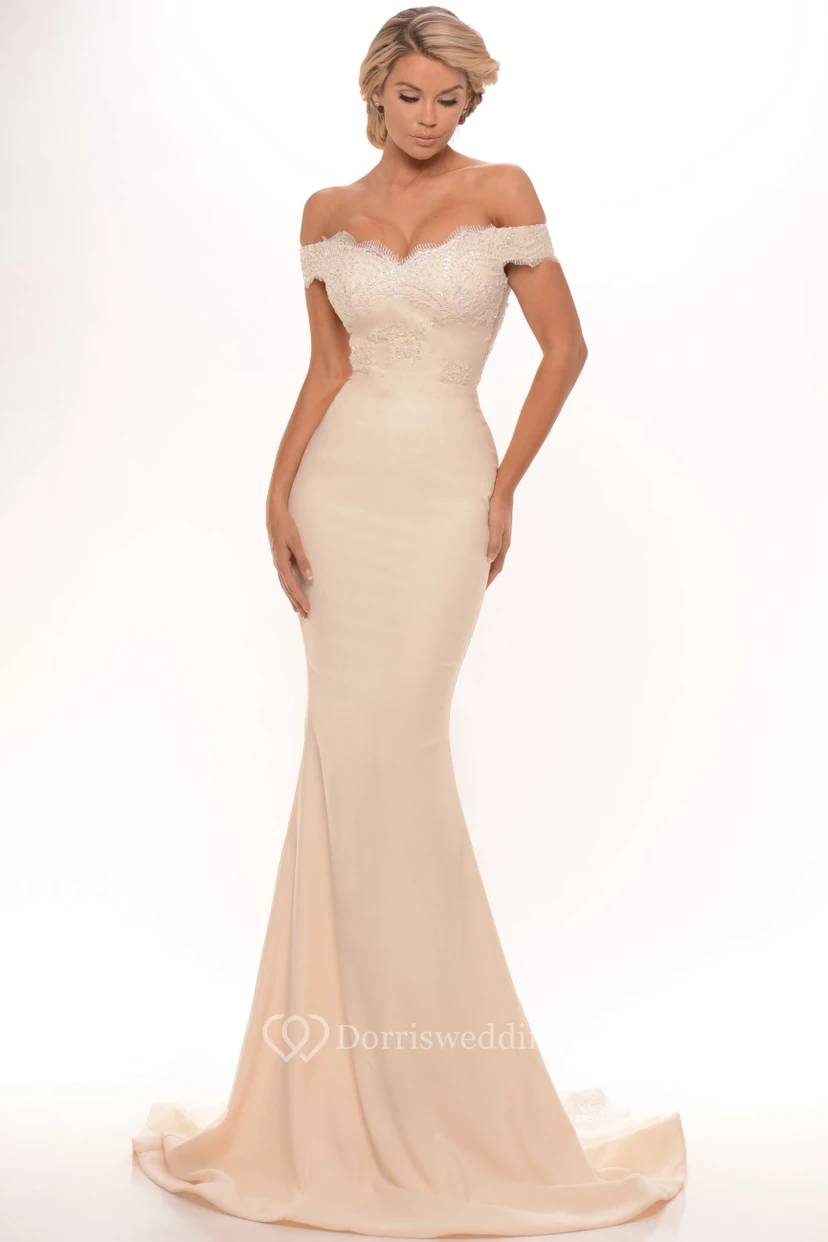 Robe de bal longue trompette en dentelle jersey à épaules dénudées, dos nu en V et traîne.