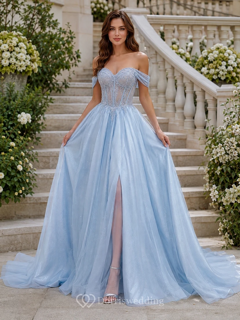 Himmelblaues schulterfreies, plissiertes Tüll-Ballkleid mit Schlitz und bodenlangem Rock