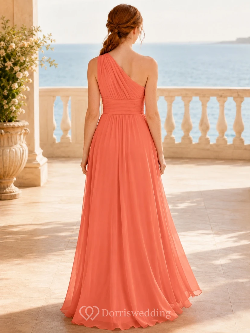 Vestido de dama de honor juvenil color coral, corte en A, largo hasta el suelo, un solo hombro, sin mangas, con drapeado en el hombro, estilo romántico. view 2