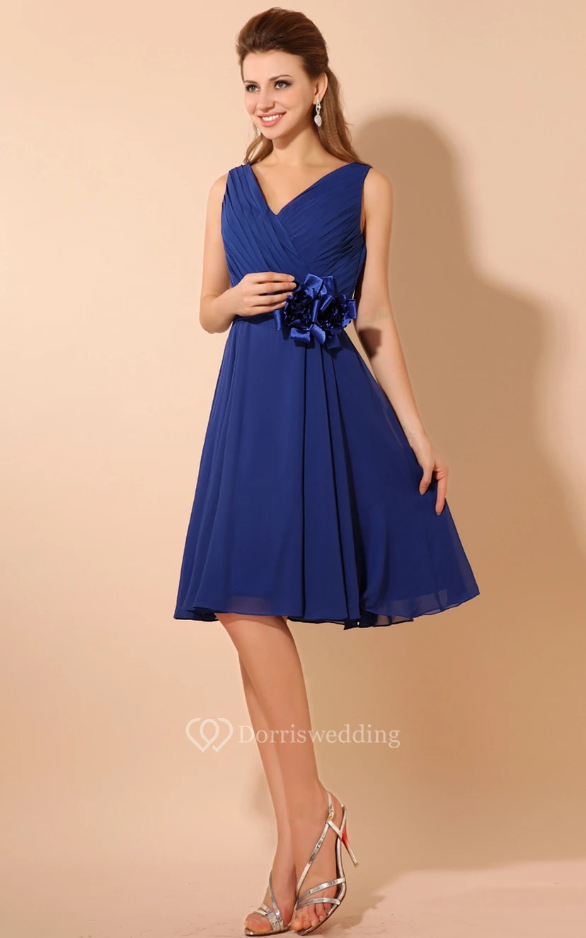 Knielanges Kleid mit V-Ausschnitt, Raffungen und Blumenmuster view 2