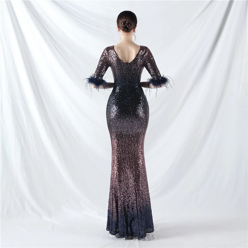 Robe de soirée artisanale à manches longues ornée de plumes d'autruche et de perles dégradées view 6