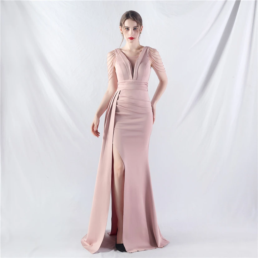 Ein Abendkleid aus insgesamt 8 Farben, gefertigt mit aufwendiger Satinfalttechnik und Perlenstickerei. view 10