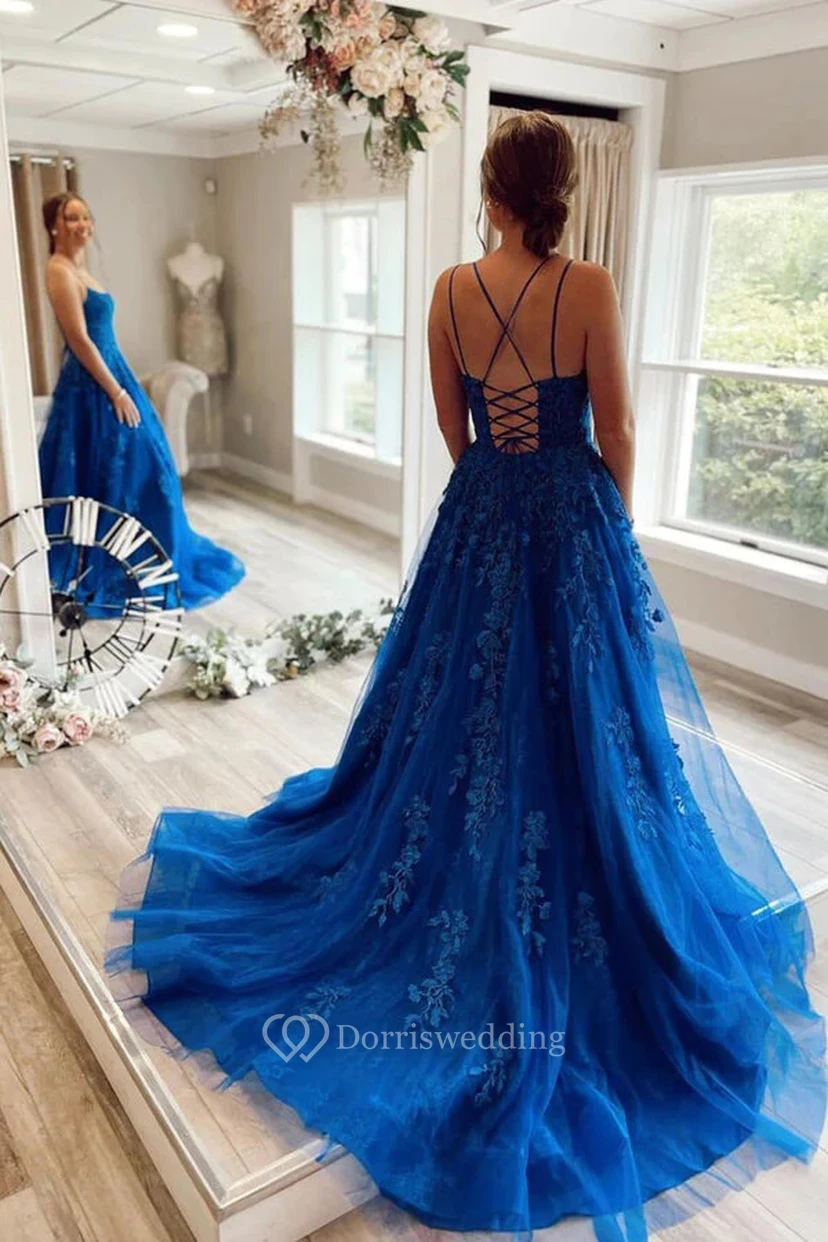 Vestido de fiesta azul de corte A con apliques de encaje y tirantes finos. view 2