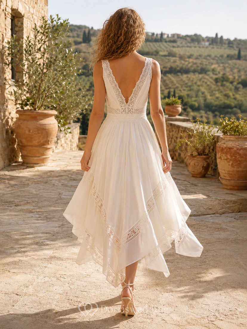 Vestido de novia bohemio informal de estilo campestre con escote en V asimétrico y sin mangas de encaje de ganchillo view 2