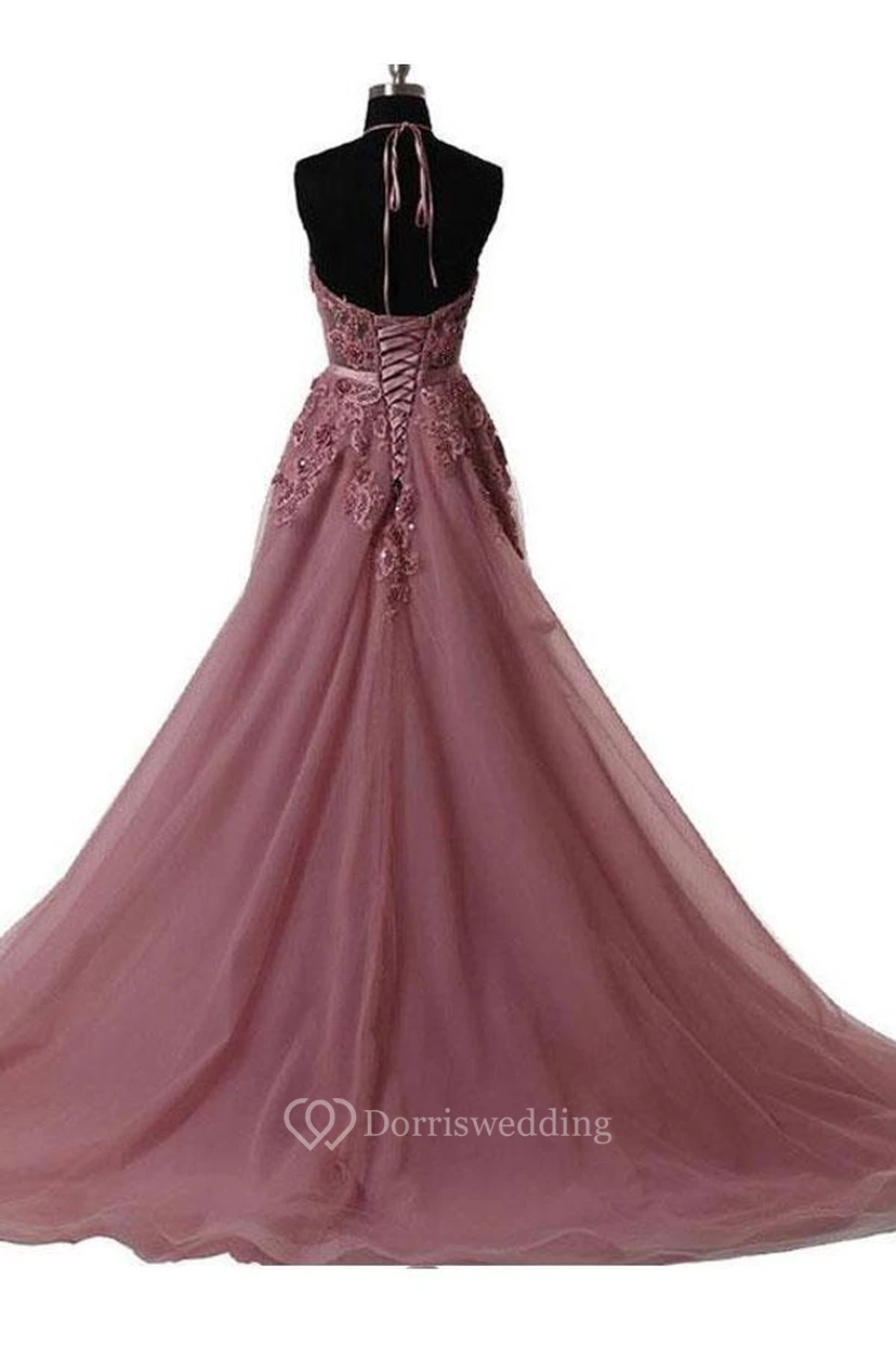 Robe trapèze en dentelle et tulle, col montant, sans manches, dos corset lacé view 2