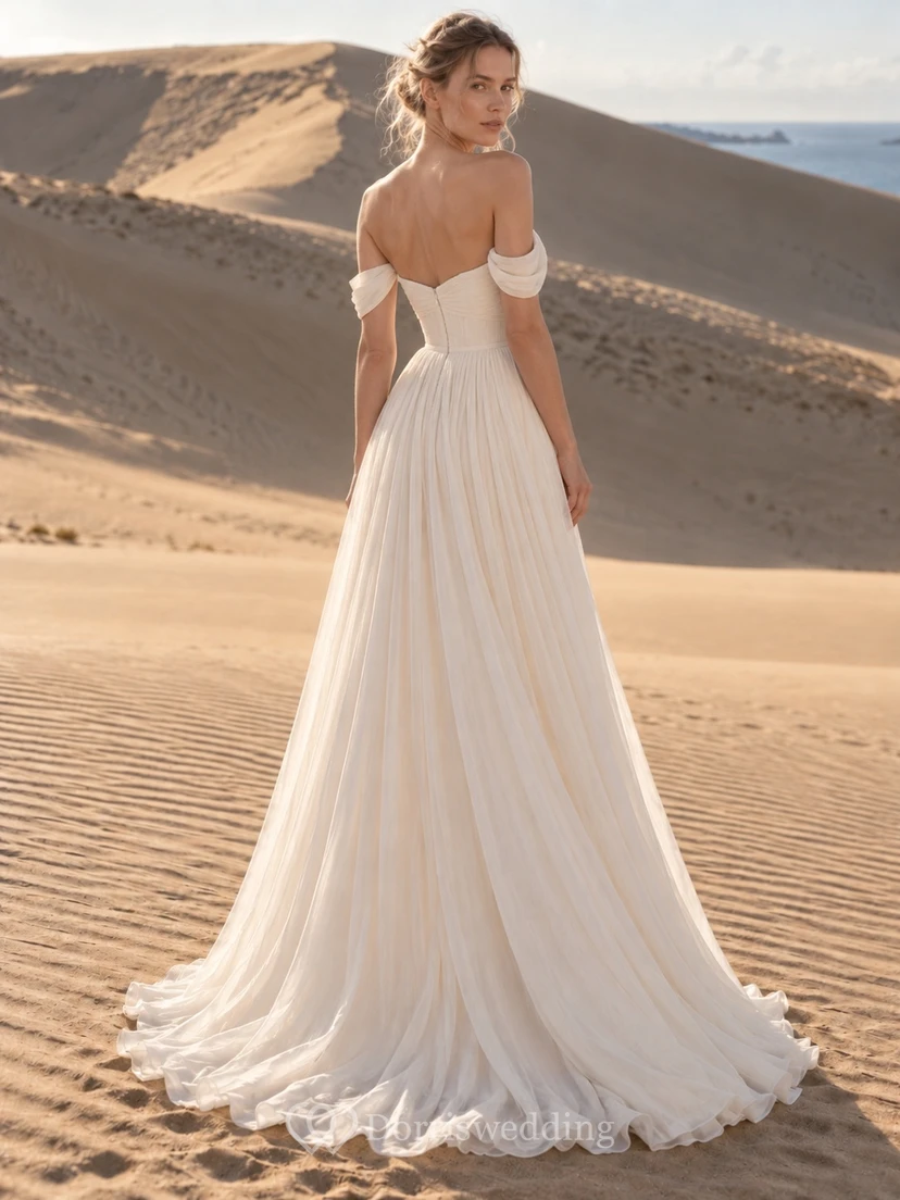 Schlichtes schulterfreies Brautkleid mit herzförmigem Dekolleté und gerafftem Oberteil in A-Linie view 2