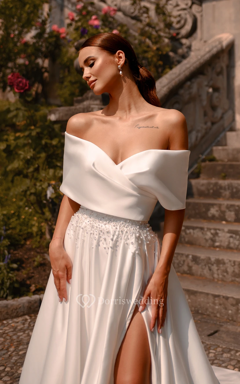 Robe de mariée simple en satin, élégante, à épaules dénudées, coupe empire, fente sur le devant et ceinture perlée view 3
