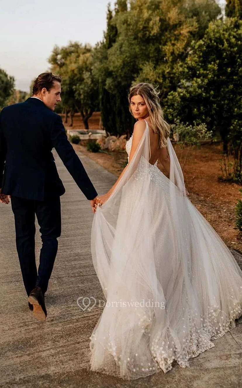 Vestido de novia playero de tul rosa palo, fluido, plisado, sin espalda, de corte campestre view 2