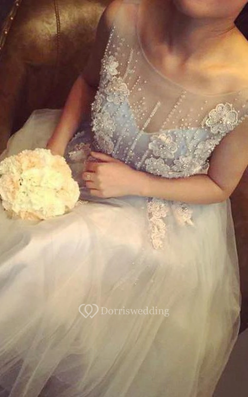 Robe courte et mignonne en tulle plissé ornée de bijoux, arrivant au genou, avec appliques view 2