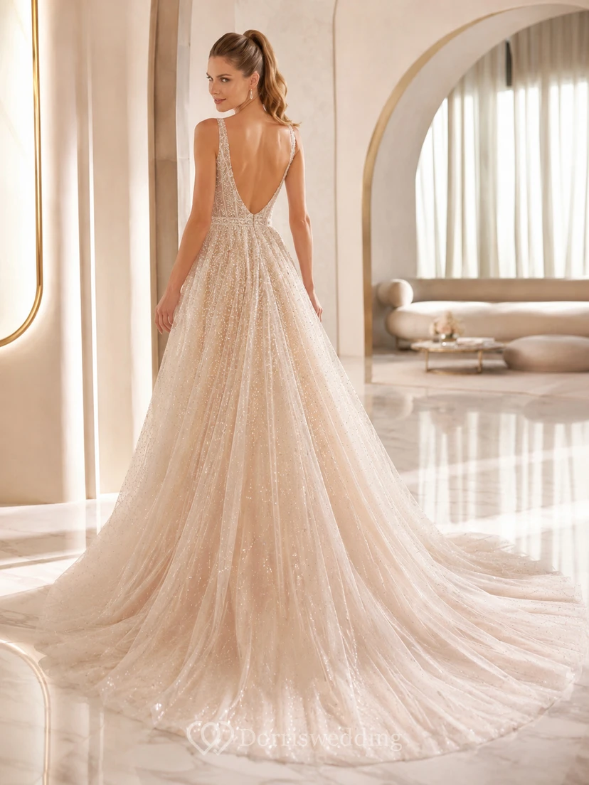 Robe de mariée plissée en dentelle et tulle, décolleté en V profond, sans manches, coupe trapèze, traîne chapelle, ornée d'appliques, pour un mariage à destination view 2