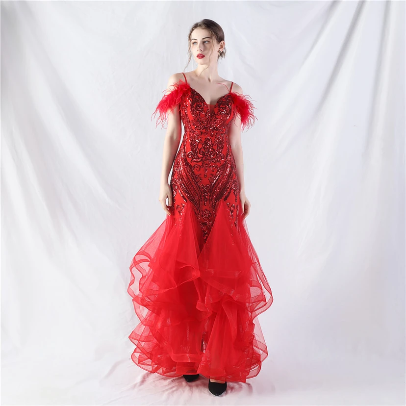 Robe de danse artisanale en filet rigide orné de plumes d'autruche, de perles et de fleurs, confectionnée en maille. view 2