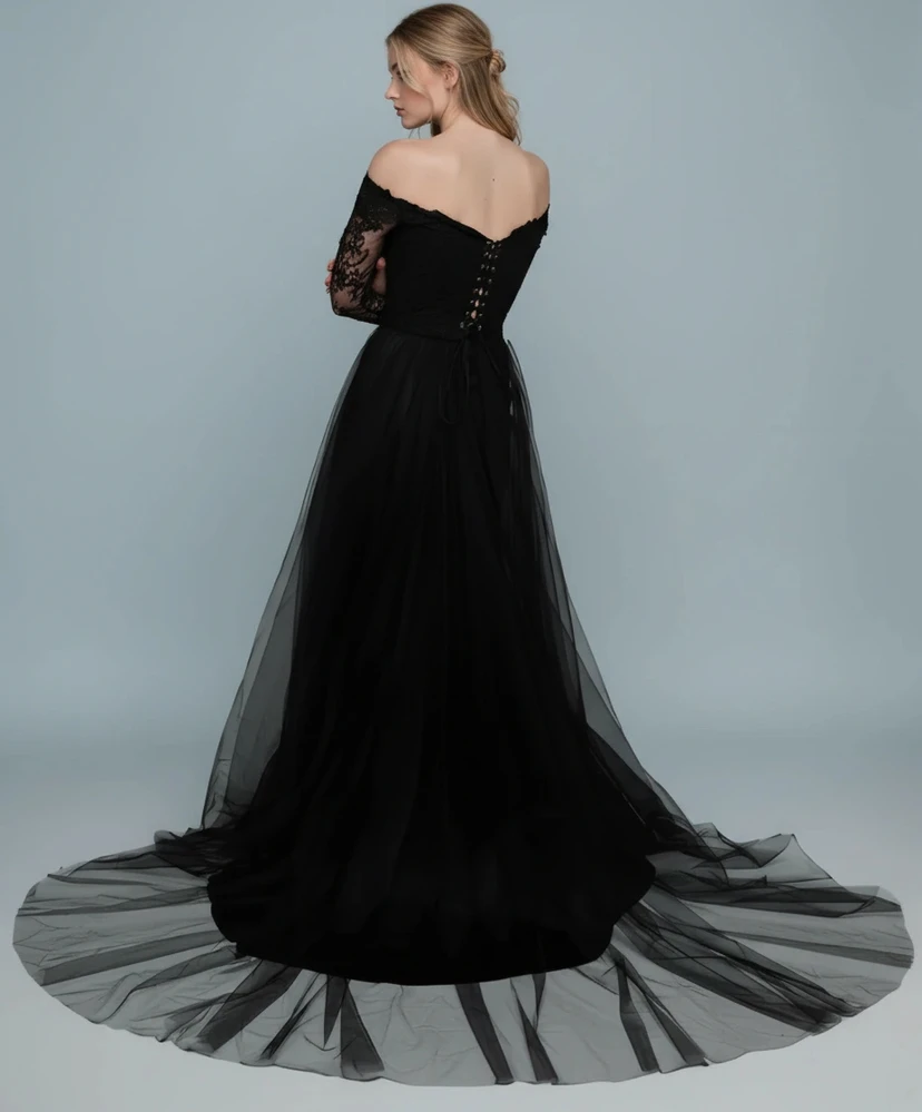 Vestido negro de encaje con hombros descubiertos y abertura alta. view 2
