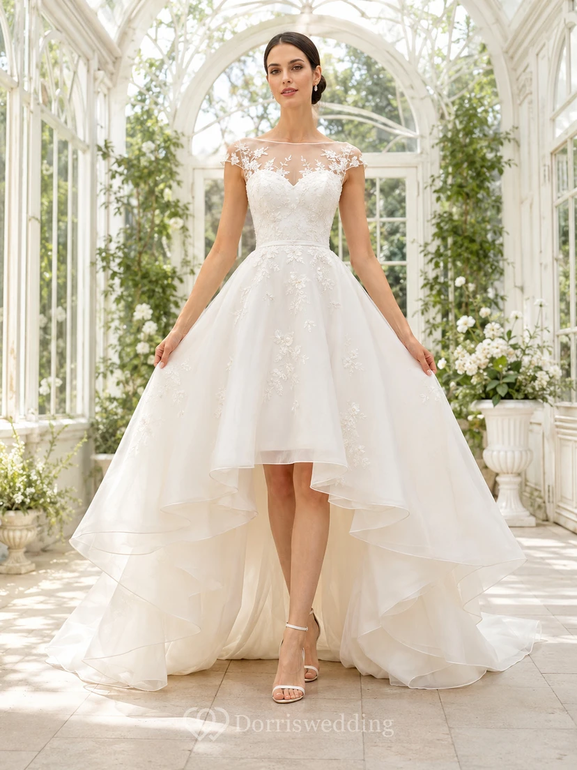 Vestido de novia romántico elegante de tul con escote barco asimétrico y mangas cortas, estilo jardín.
